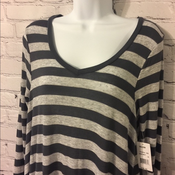 🐞🐞🐞 Volcom Navy and gray striped v neck dress XS - Picture 3 of 11